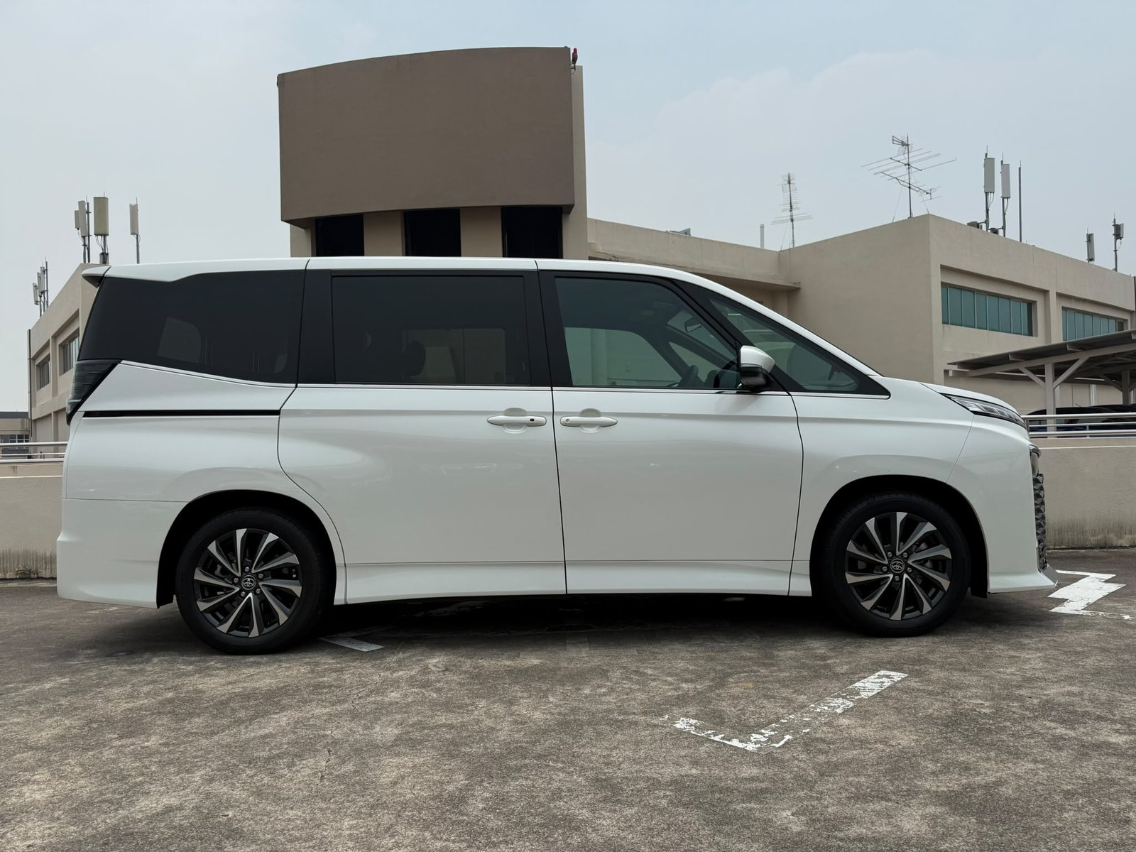 Toyota Voxy Hybrid 1.8 S-Z photo 4